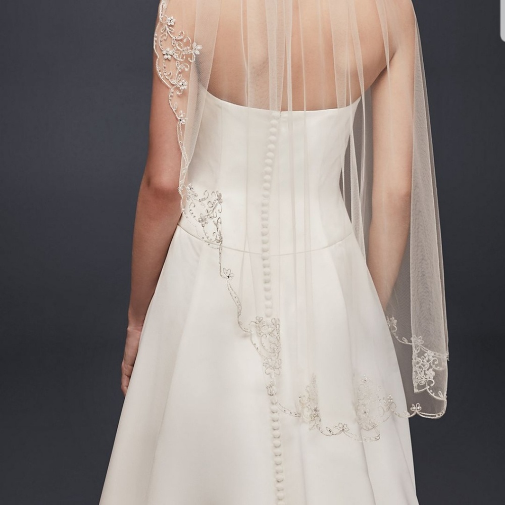 Scrolled scallop-edge fingertip veil